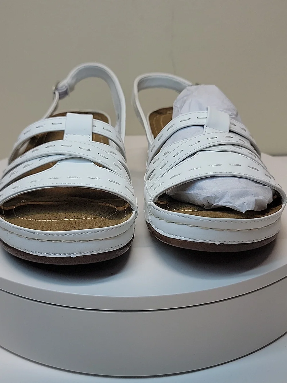 EASY STREET WIDE -NEW IN BOX- WHITE MULTI-STRAP SANDAL SIZE 8.5